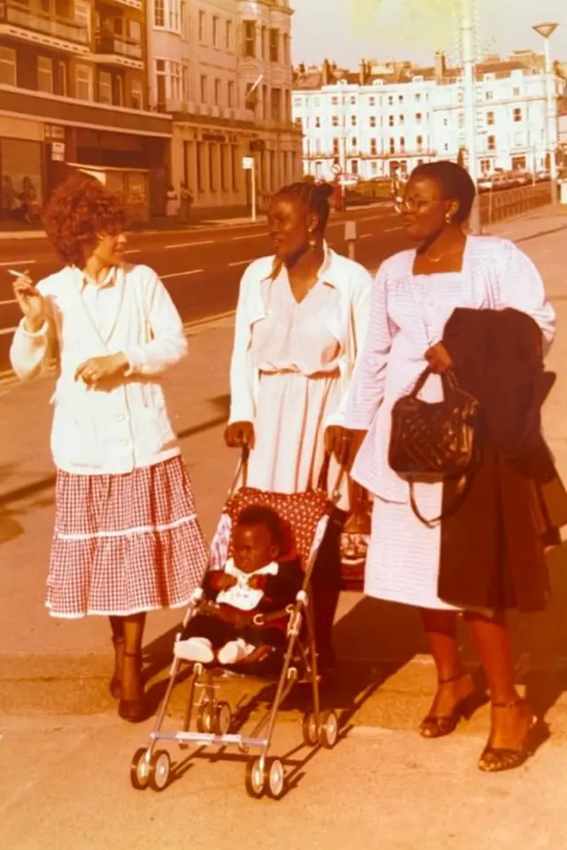 Peter con sus familiares de Nigeria y la madre de acogida británica.