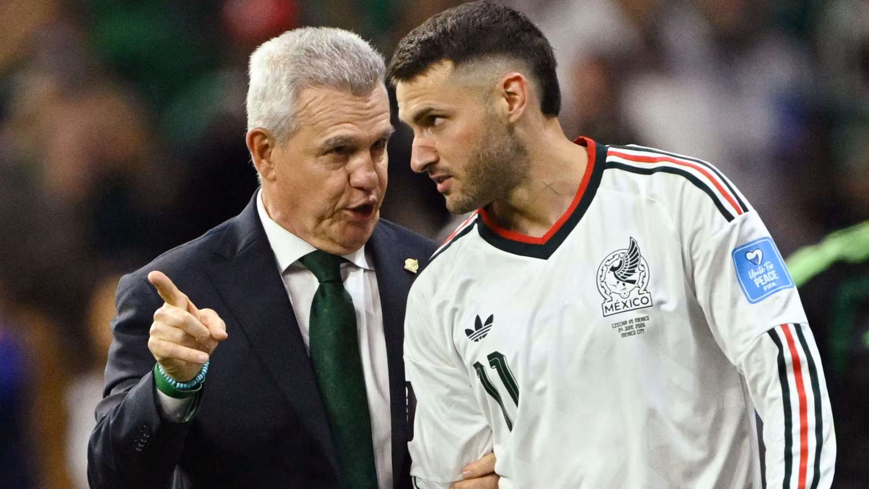 Javier Aguirre da instrucciones a Santiago Giménez durante un partido de México en el Mundial.