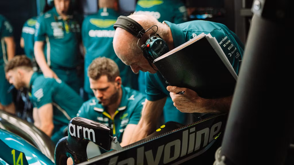 Adrian Newey revisando el monoplaza en el box de Aston Martin
