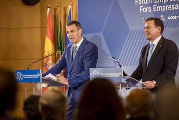 El presidente del Gobierno, Pedro Sánchez (i), y el primer ministro de la República Portuguesa, Luís Montenegro.Alberto Díaz / Europa Press.