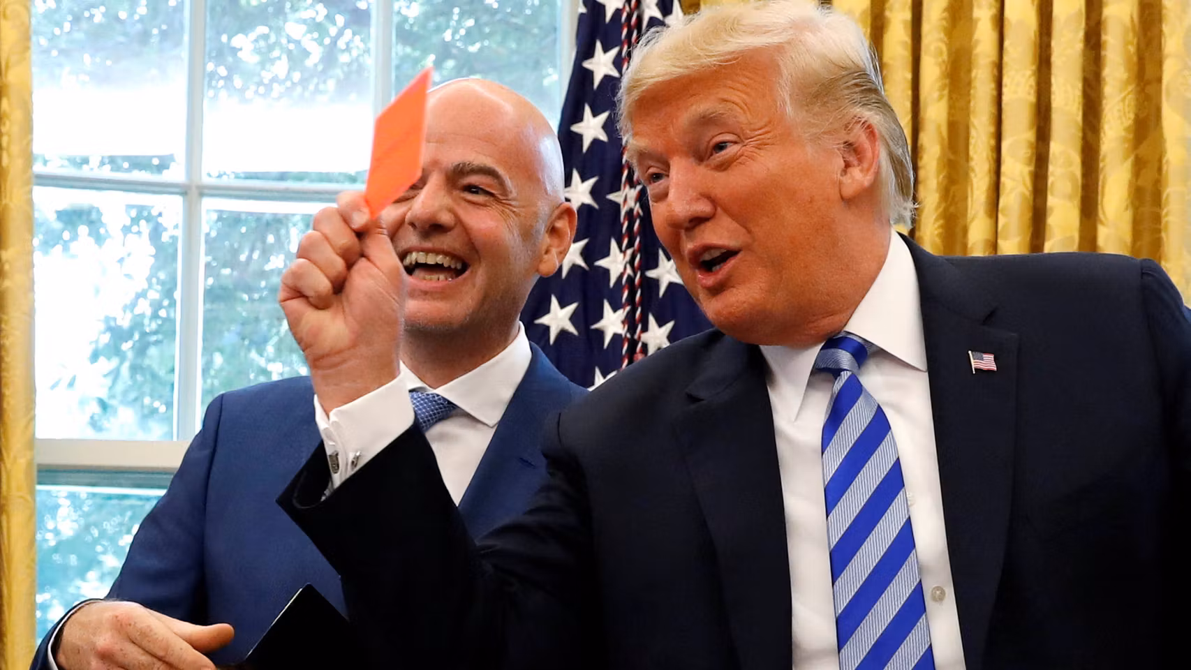 Donald Trump muestra una tarjeta roja en el Despacho Oval en presencia de Infantino.