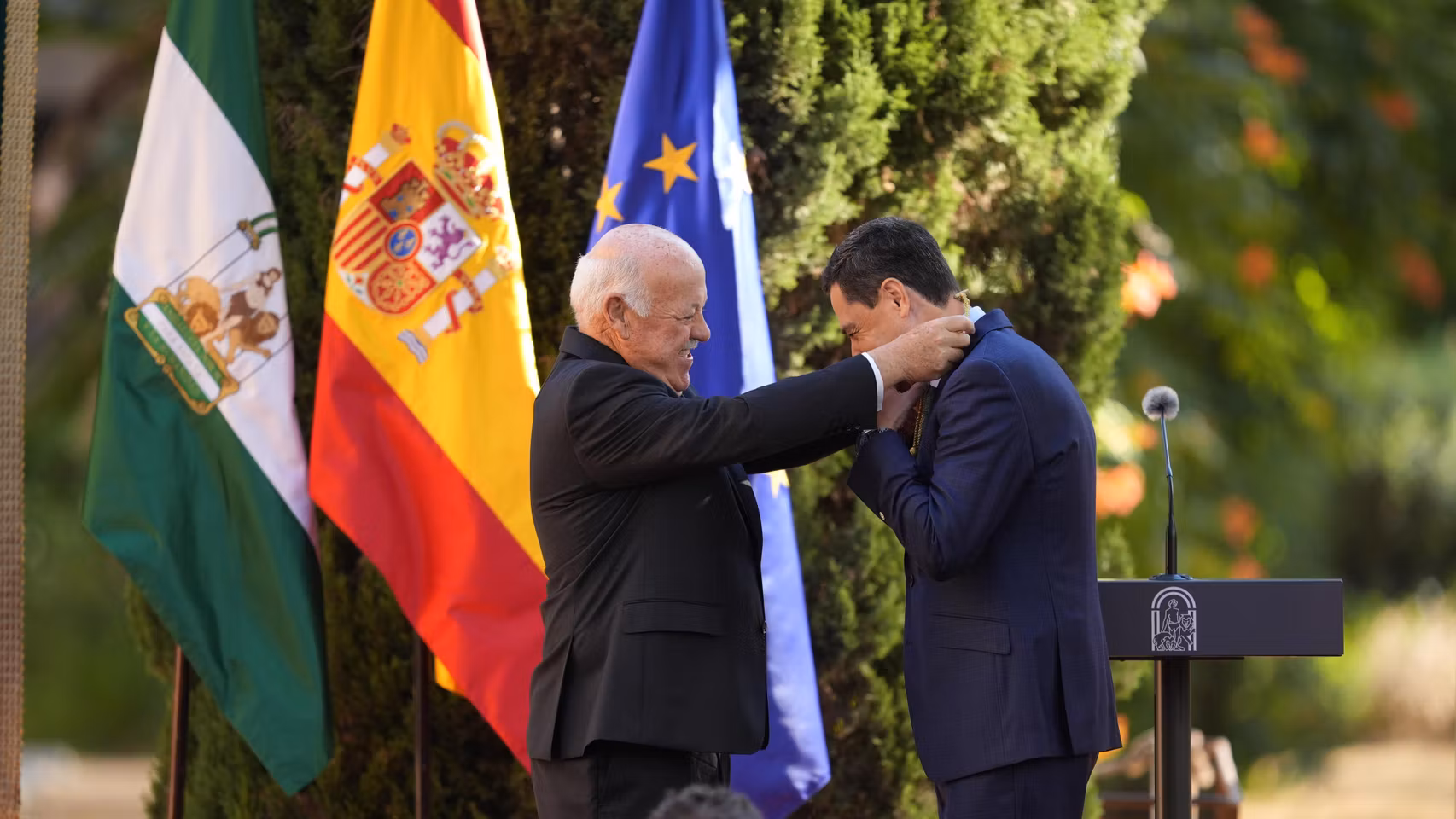 El presidente de la Junta de Andalucía, Juanma Moreno (d), junto al presidente del Parlamento andaluz, Jesús Aguirre.