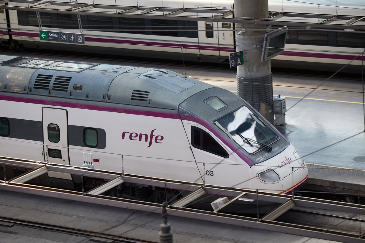 Un tren de Renfe en la Estación de Atocha, a 27 de marzo de 2024, en Madrid (España). (Jesús Hellín / Europa Press)