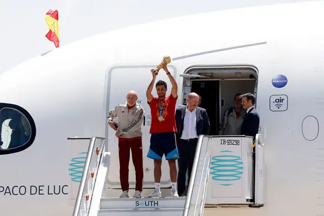 Rodri levanta el trofeo junto a Luis de la Fuente, seleccionador nacional, y Rafael Louzán, presidente de la Real Federación Española de Fútbol, a la llegada del equipo al aeropuerto Adolfo Suárez Madrid-Barajas, antes del desfile del trofeo de la Copa Mundial de la FIFA 2026, el 20 de julio de 2026 en Madrid, España.