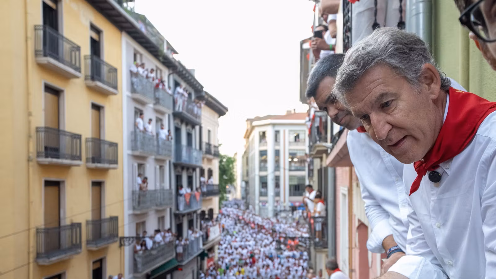 Feijóo, preparado para disfrutar del encierro desde un balcón.