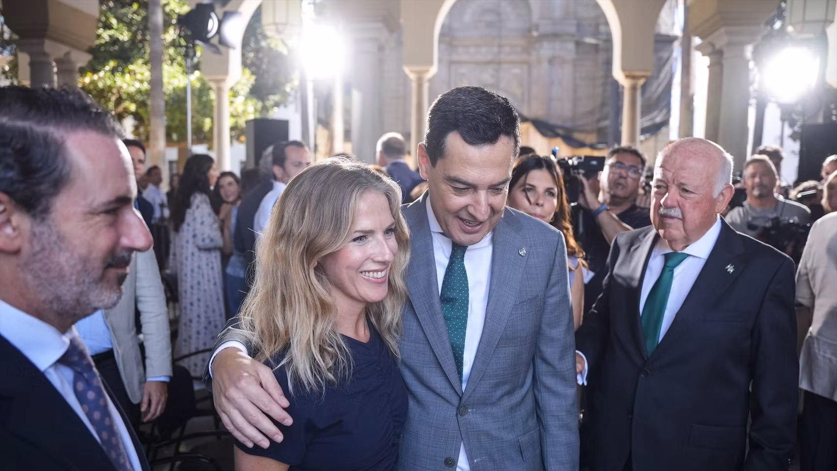 El presidente de la Junta de Andalucía, Juanma Moreno, junto a Ana Mestre en el Parlamento andaluz.