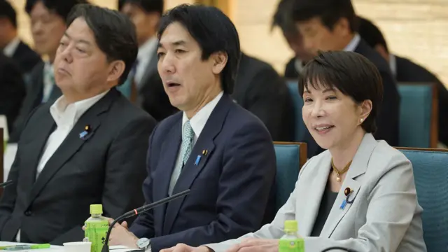 Sanae Takaichi sentada junto a otros políticos
