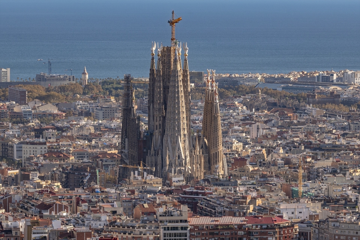 Vistas de Barcelona con la Sagrada Familia al frente.