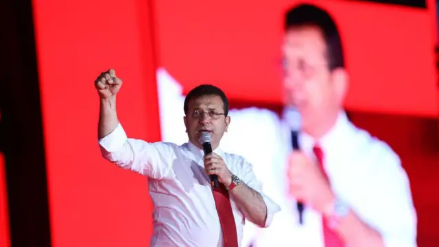 El alcalde de Estambul, Ekrem İmamoğlu, interviene en un acto público en mayo de 2023, gesticulando con el puño en alto mientras se dirige a la multitud.