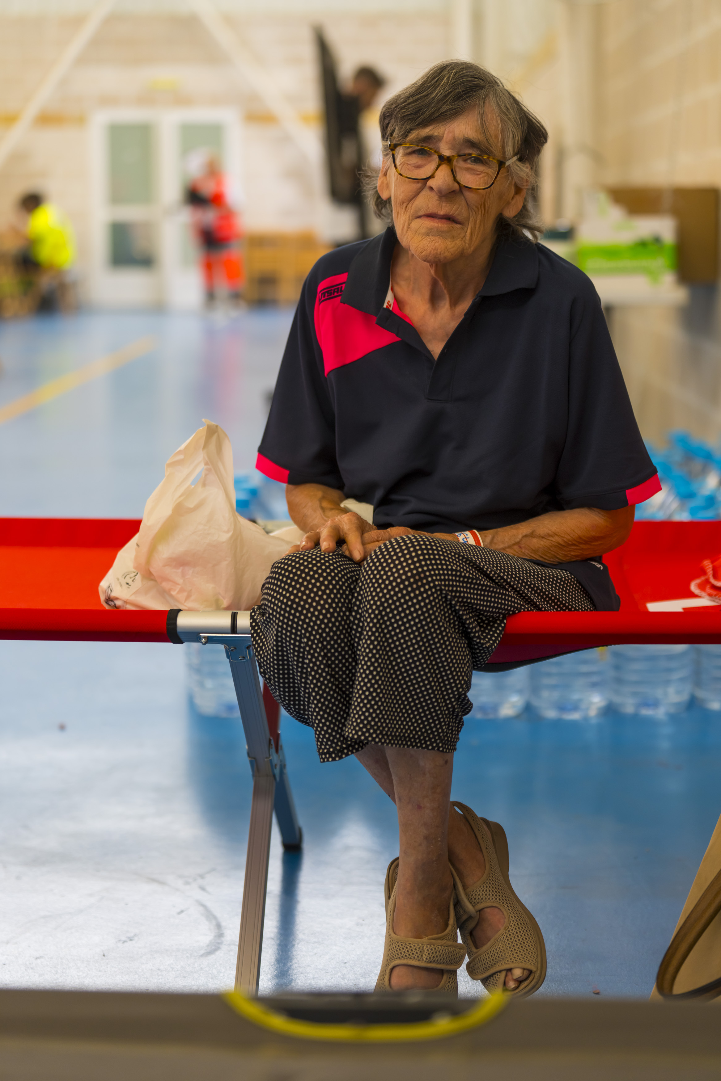 María, preocupada por sus gatos, ayer en el polideportivo de Humanes.