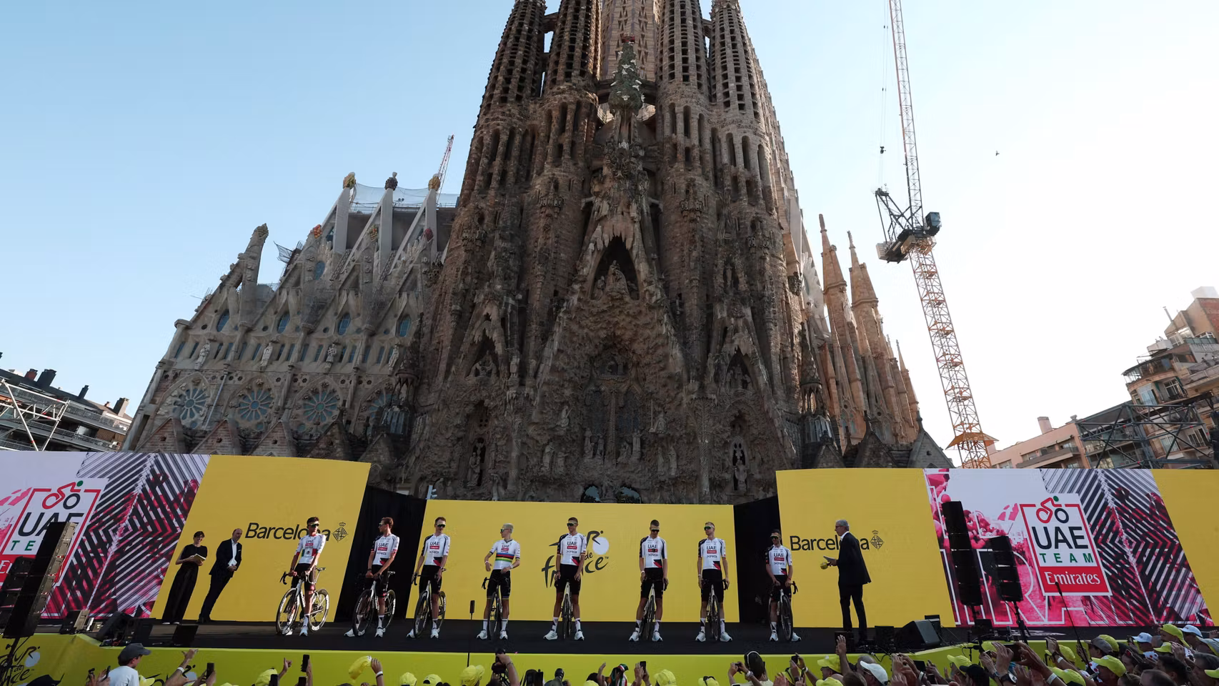 Presentación del UAE Team de Pogacar ante la Sagrada Familia.
