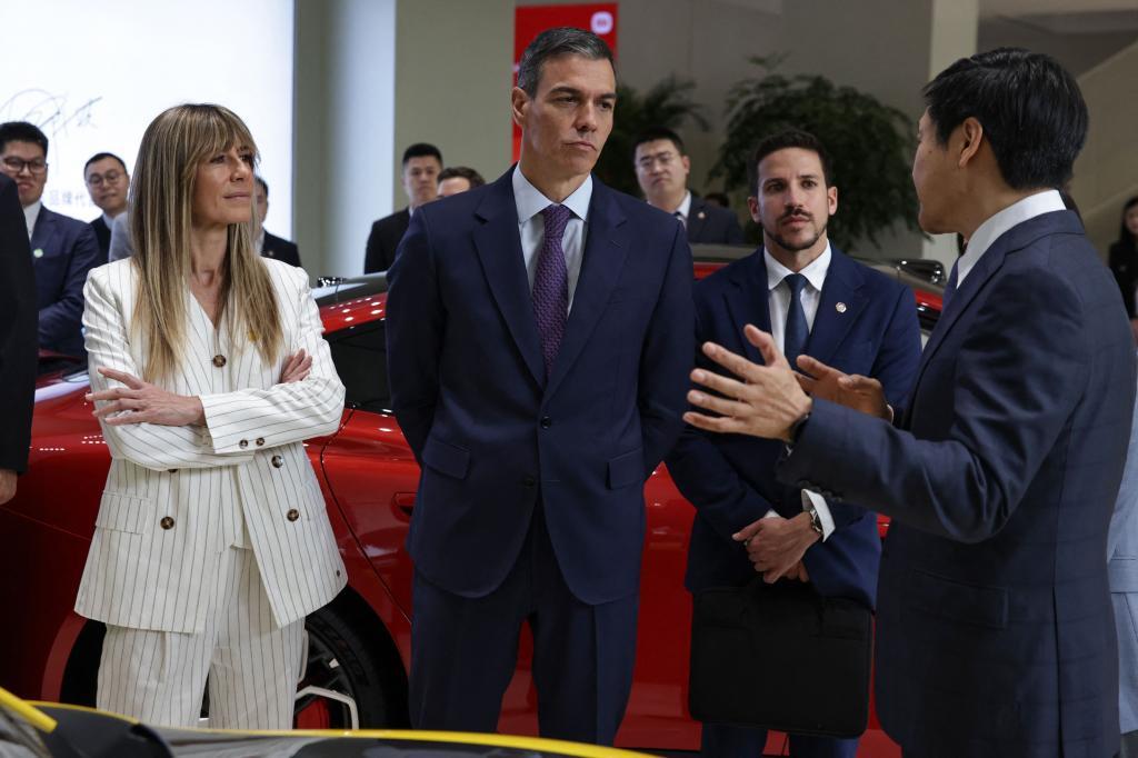 Begoña Gómez y Pedro Sánchez, durante una visita oficial a China el pasado abril.