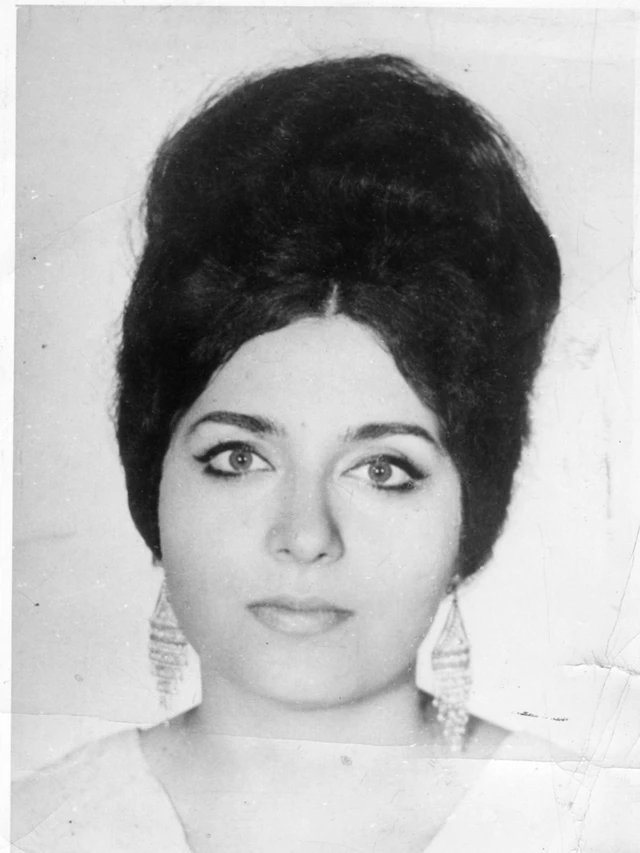 Alejandra Jáidar, ve a la cámara. Su cabello es oscuro y sus ojos son claros. Tiene unos zarcillos largos y lleva el cabello recogido