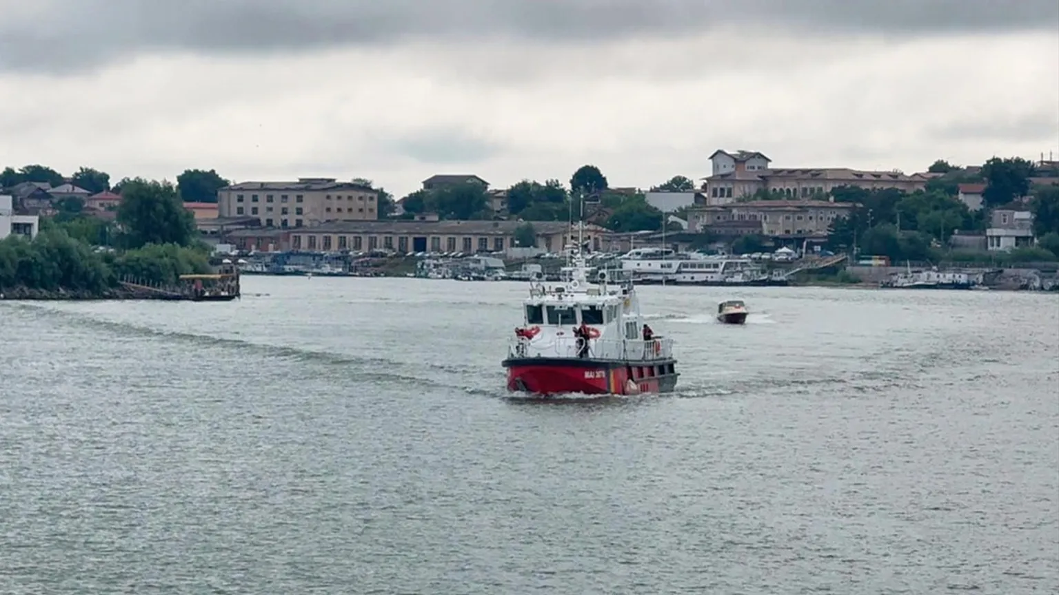 Romanian Inspectorate for Emergency Situations shows a rescue ship evacuating injured crew members approaching the port in Tulcea, Romania, Tuesday, July 21, 2026