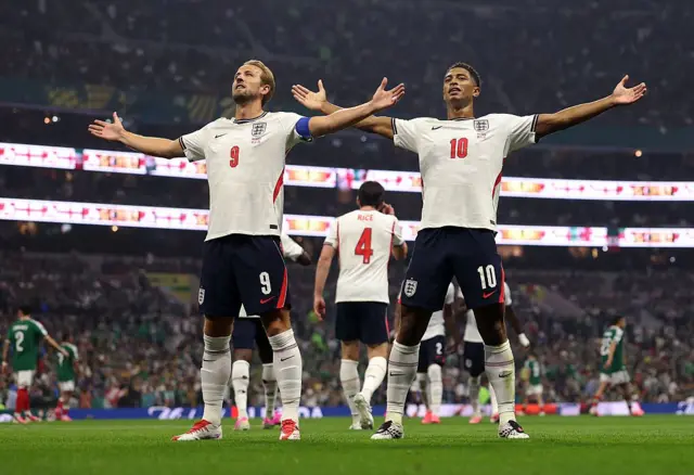 Harry Kane y Jude Bellingham con las manos abiertas.