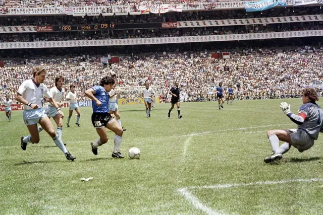Maradona amaga y marca un gol para la historia en el estadio Azteca en junio de 1986.