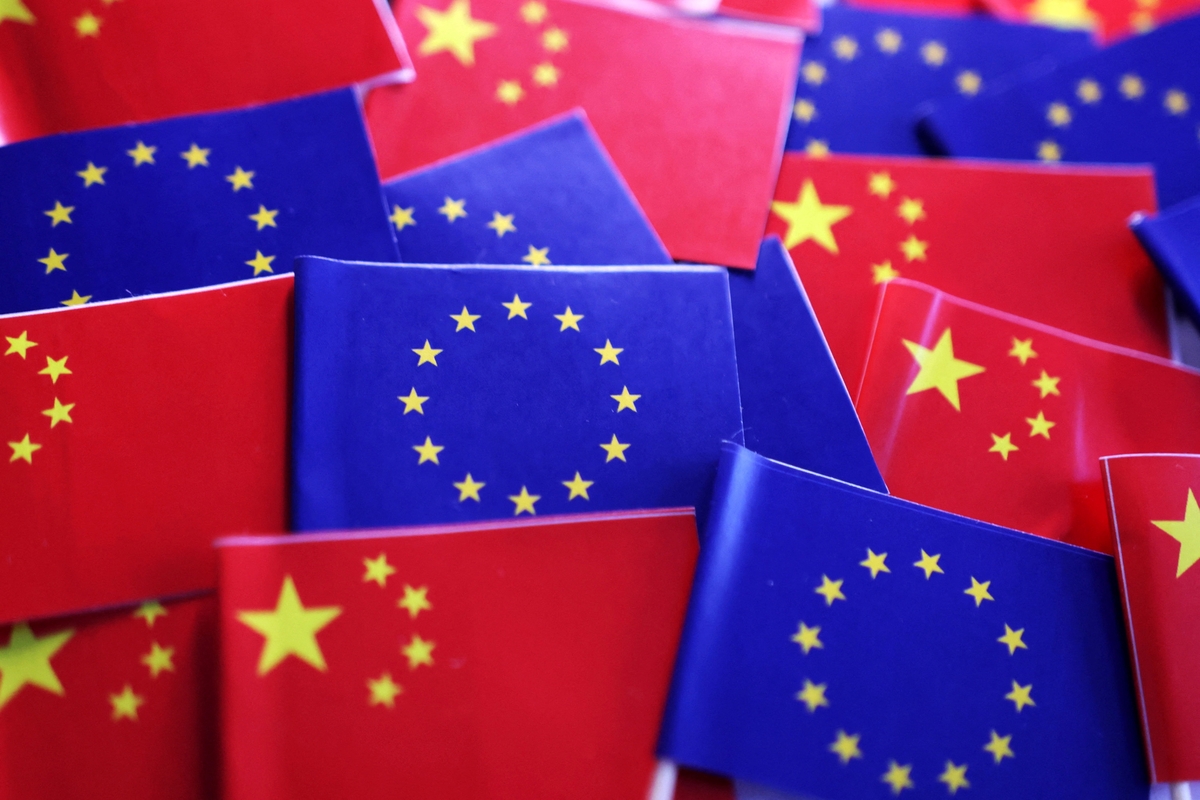 Ilustración de las banderas de la Unión Europea y China, a 20 de marzo de 2025. (Reuters/Dado Ruvic)