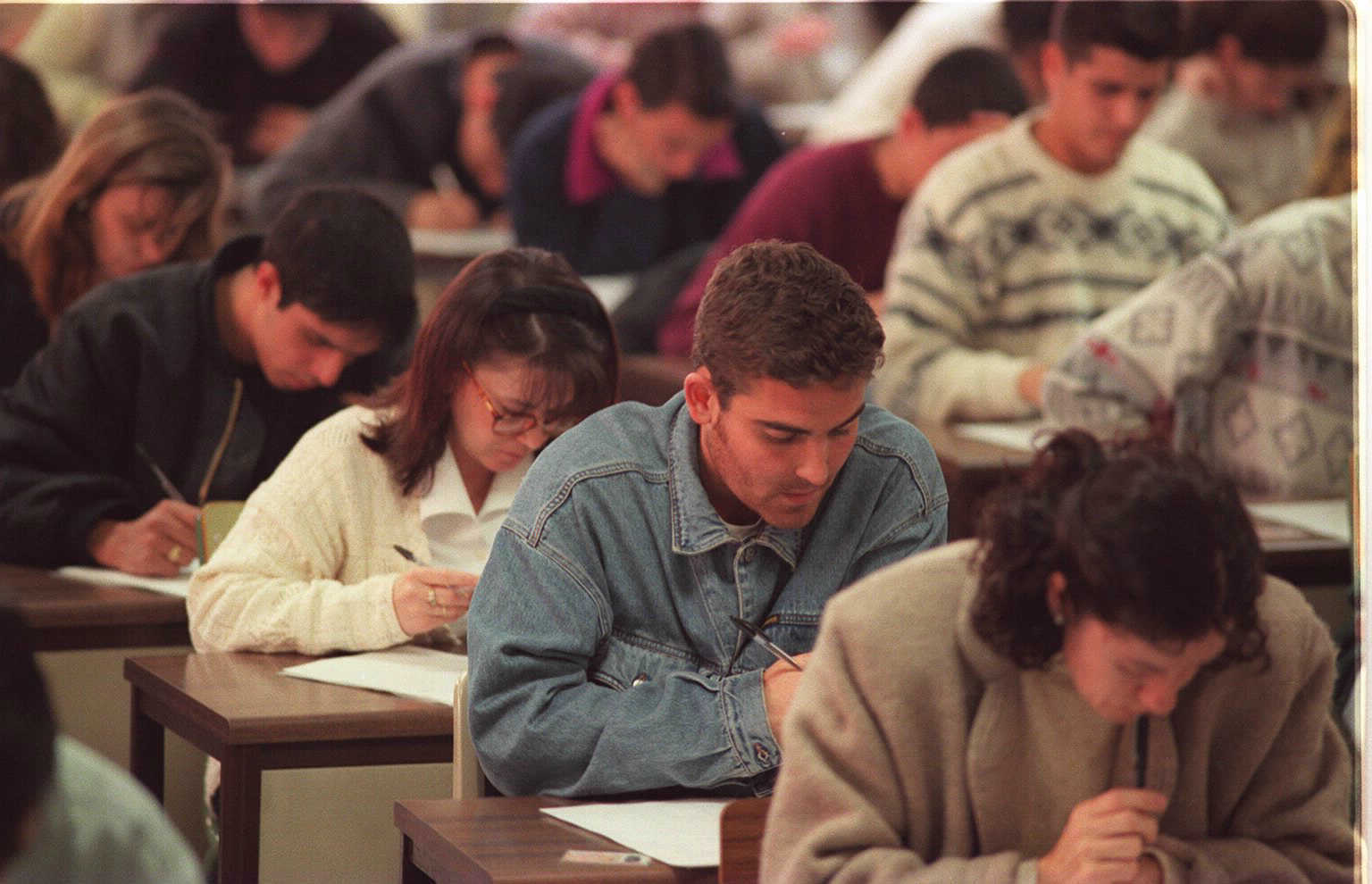 Varias personas realizan el examen teórico de conducir en una sede de la DGT.