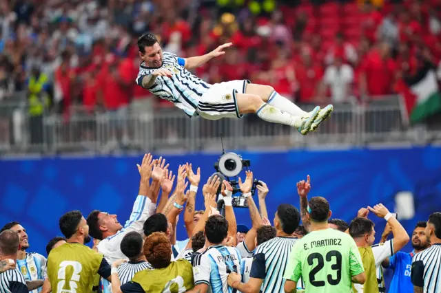 Messi vuela por el aire tras ser levantado por sus compañeros