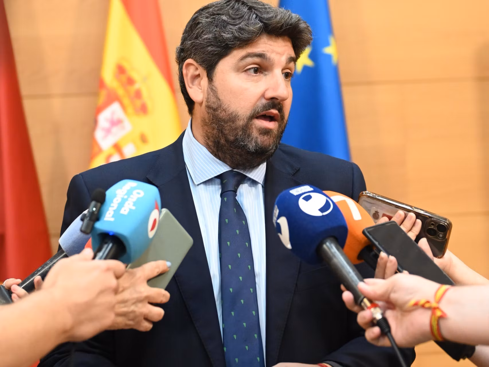 El presidente del Gobierno murciano, Fernando López Miras, atendiendo a los medios de comunicación.