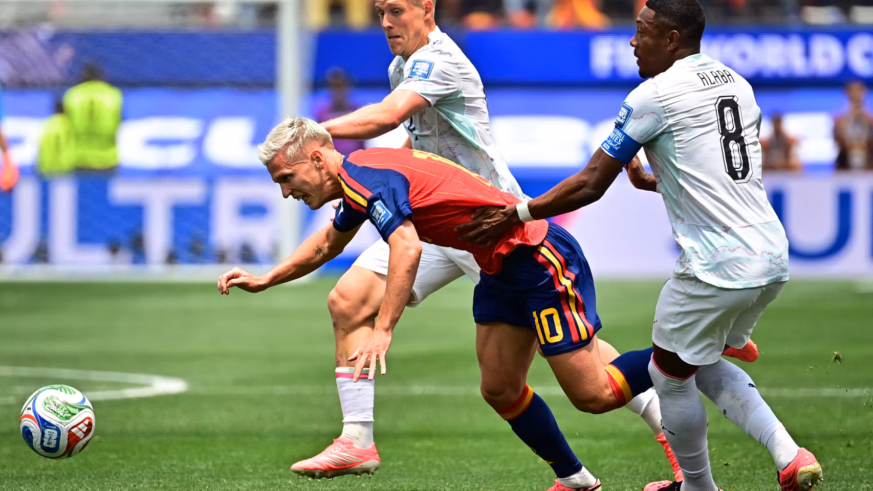 David Alaba obstaculiza a Dani Olmo.