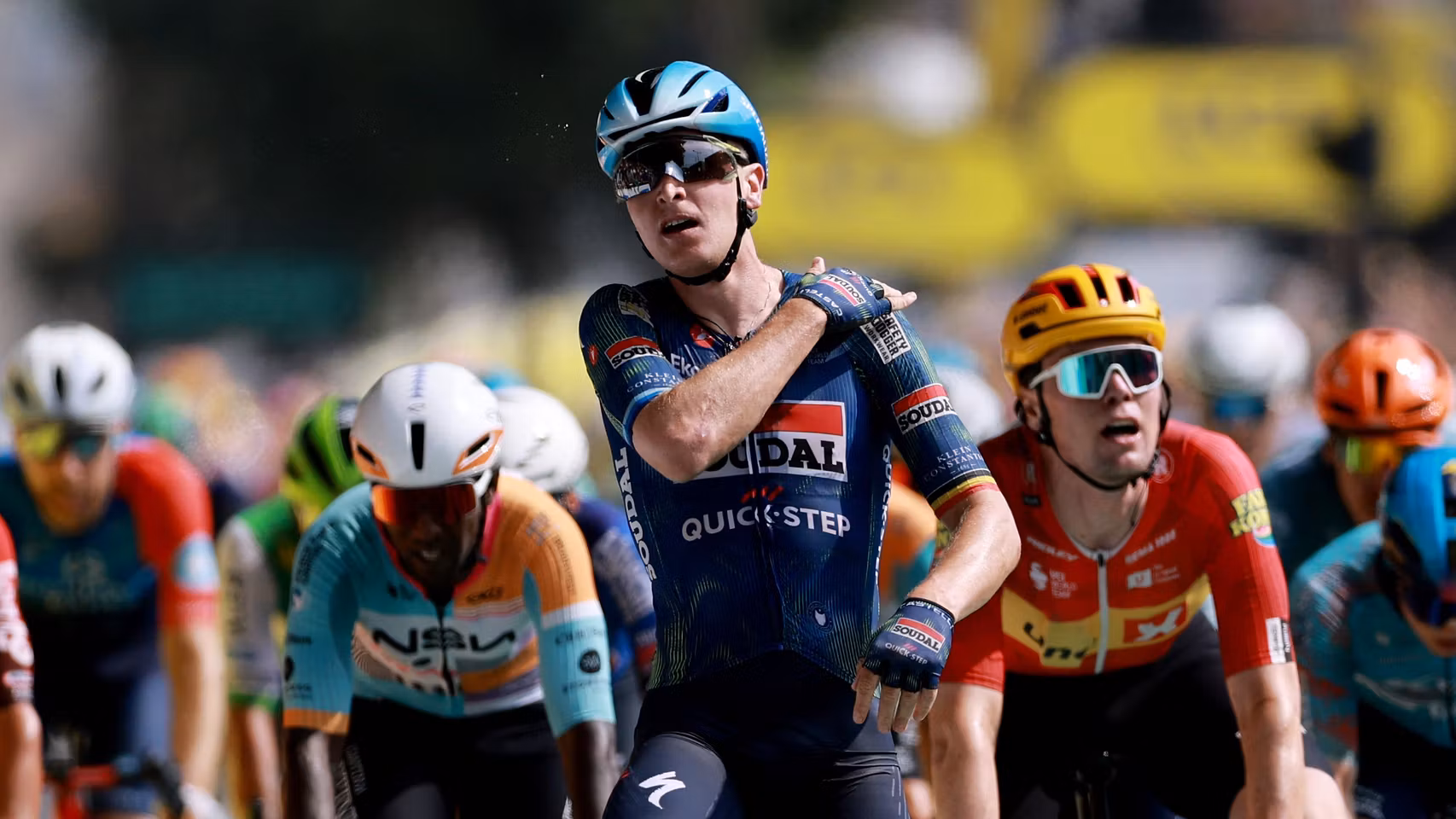 Tim Merlier celebra su victoria en la etapa 7 del Tour de Francia.