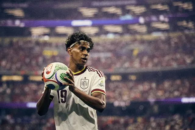 Lamine Yamal con una pelota en la mano.