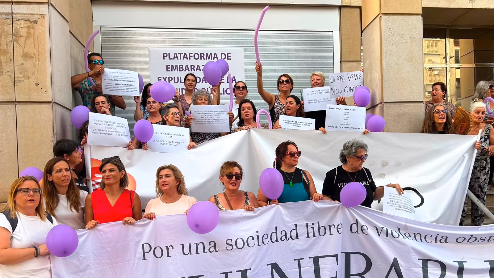 Concentración frente a la Consejería de Salud en Murcia para reclamar que las interrupciones del embarazo se atiendan en la sanidad pública y no en clínicas privadas concertadas.