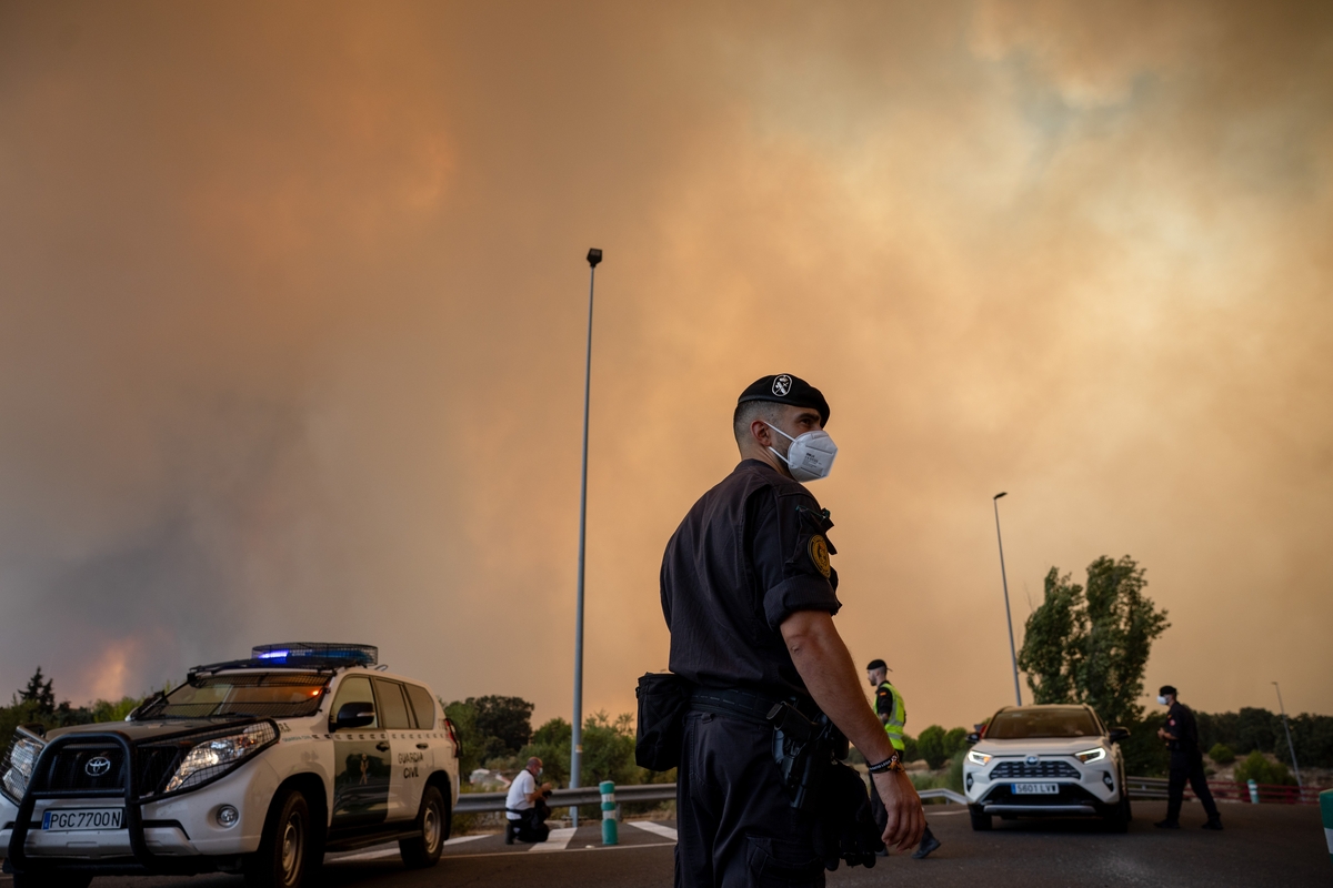 Vista de la humareda causada por el incendio forestal en Cenicientos, Madrid, este viernes. Los fuegos originados en Almorox (Toledo) y San Martín de Valdeiglesias (Madrid) se han fusionado en un solo frente que ha obligado a desalojar otros tres municipios del suroeste madrileño y que avanza sin control con unas condiciones climáticas muy desfavorables.- EFE/ Daniel González