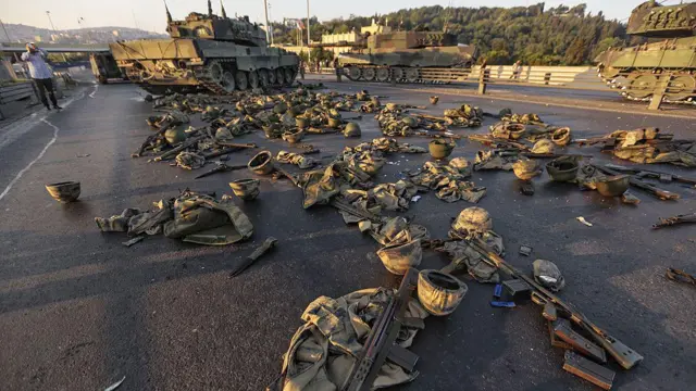 El 16 de julio de 2016, ropa y armas pertenecientes a los soldados que participaron en el intento de golpe de Estado y que se han rendido yacen abandonadas en el suelo del puente del Bósforo de Estambul.
