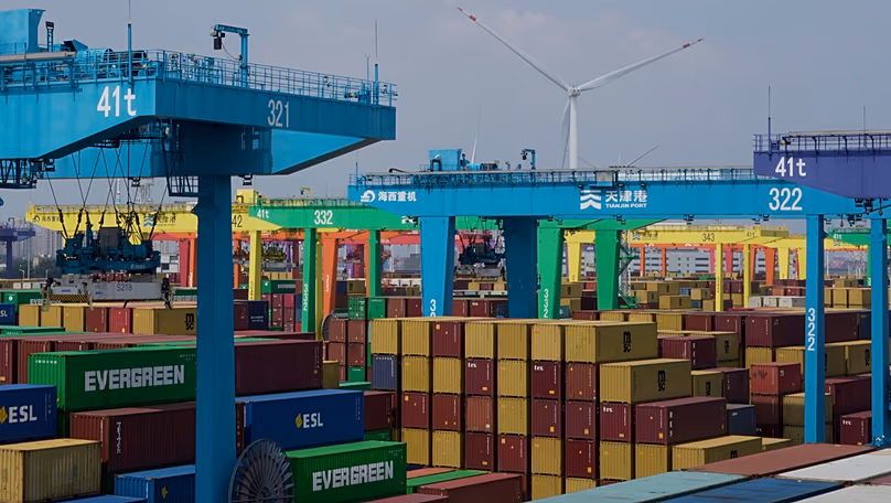 Contenedores de envío apilados en un puerto en Tianjin, China, viernes 29 de agosto de 2025. (AP Photo/Mahesh Kumar A., archivo)