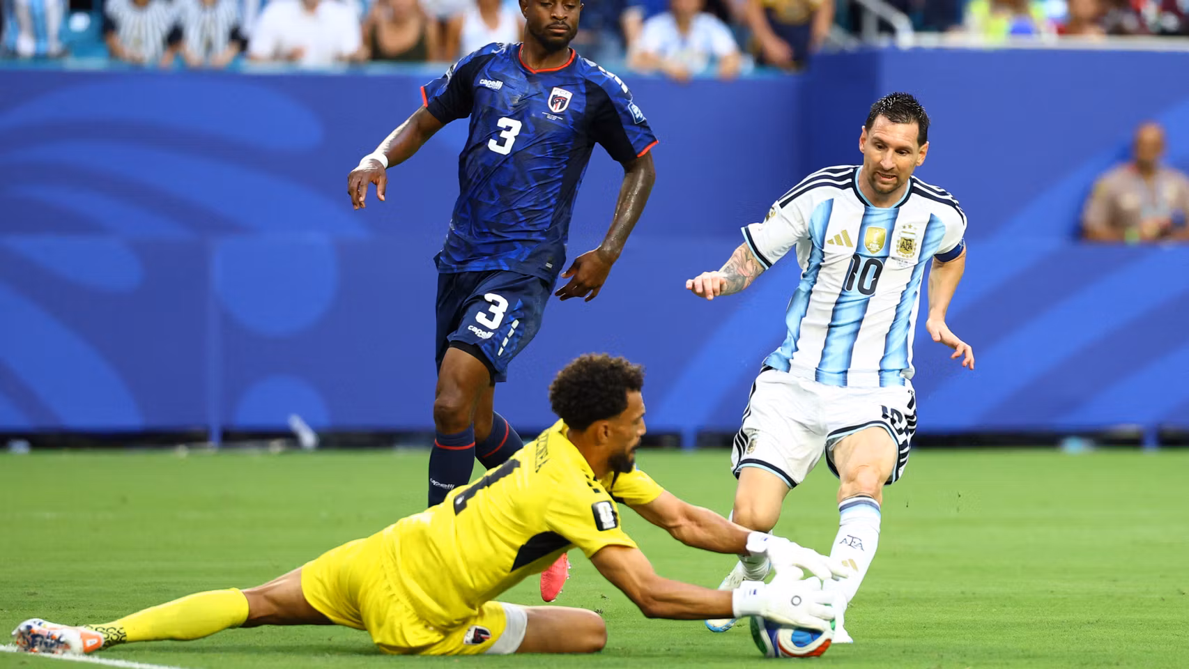 Vozinha, ante Leo Messi.