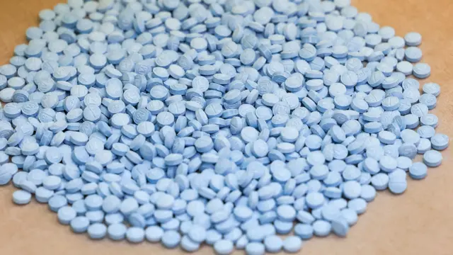 Un gran montón de pequeñas pastillas azules. 