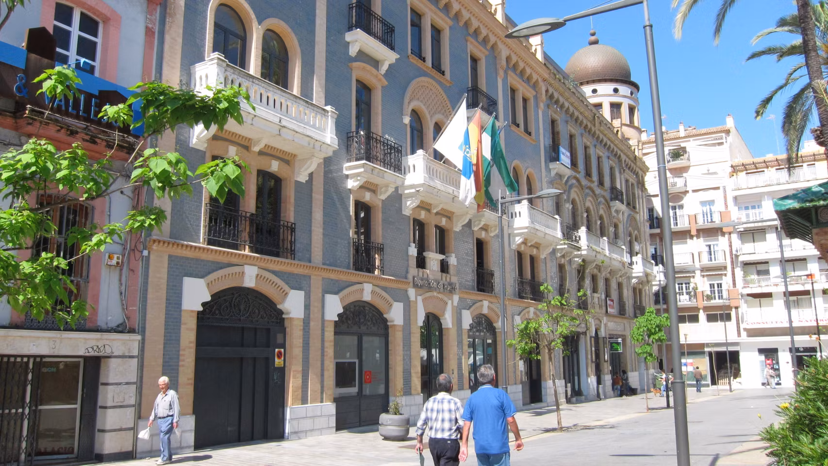 Fachada del hotel París, en la Plaza de las Monjas, Huelva.