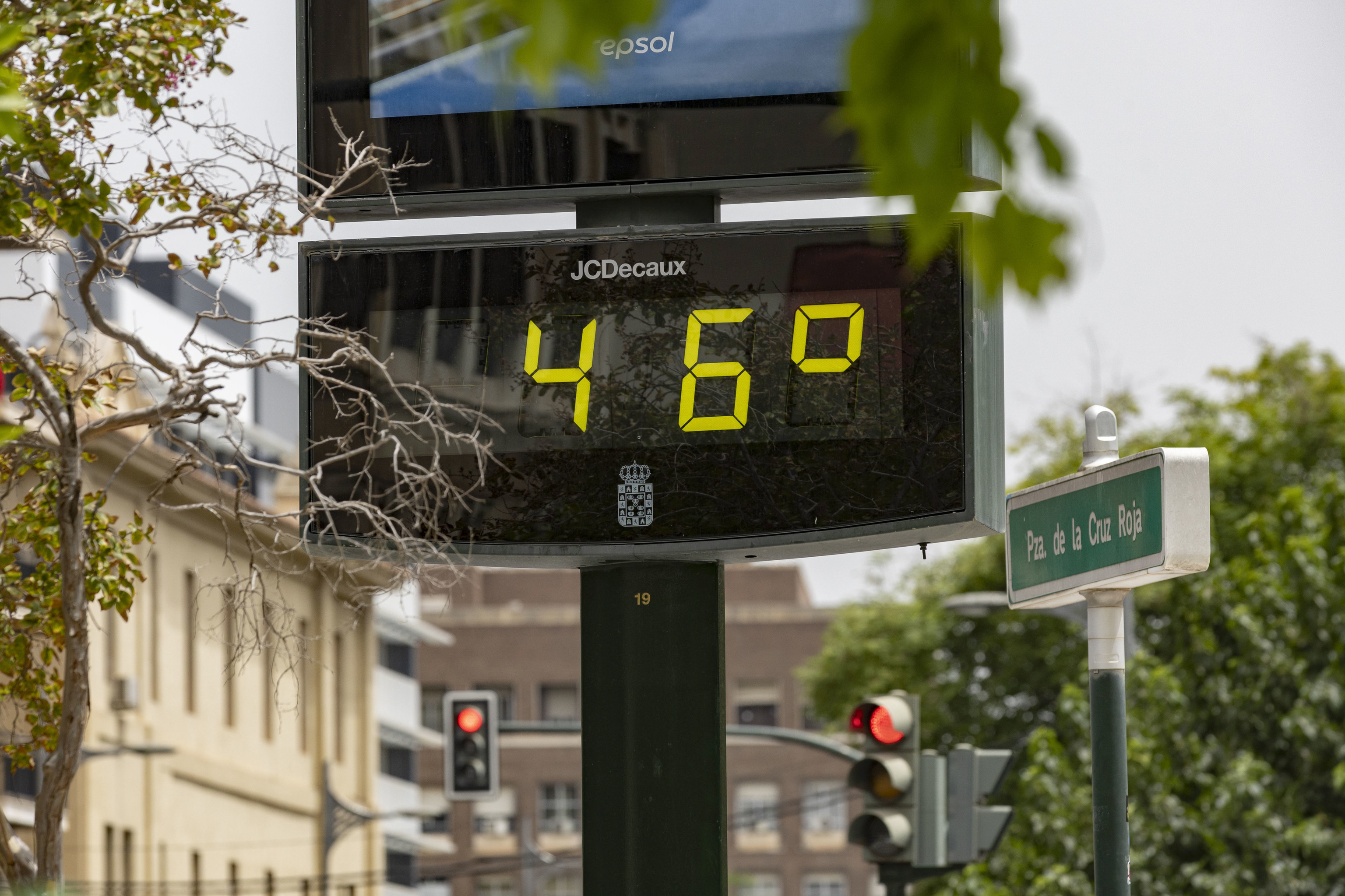 Detalle de un termómetro que marca 46 grados en Murcia.