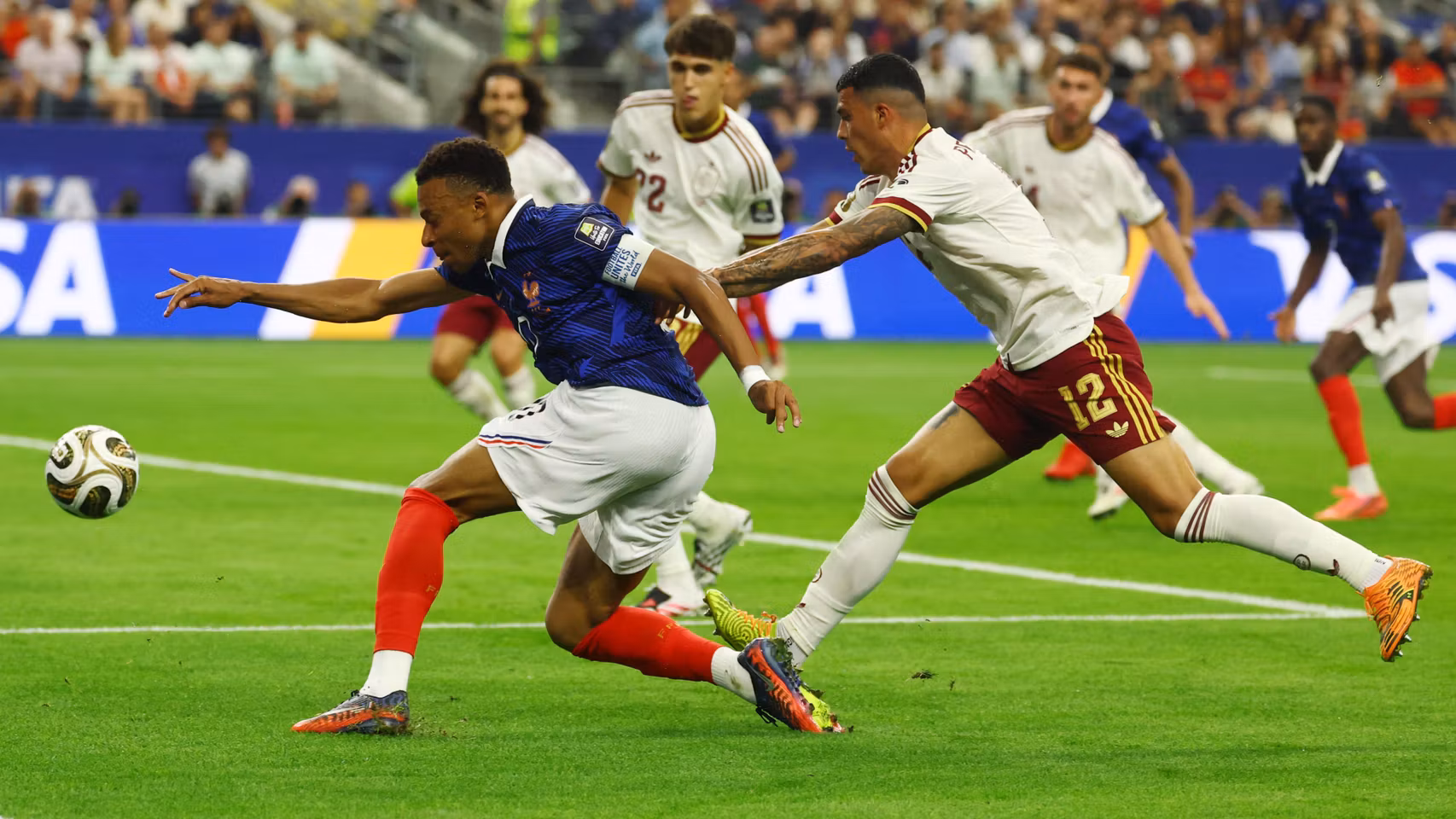 Mbappé trata de marcharse de Pedro Porro.