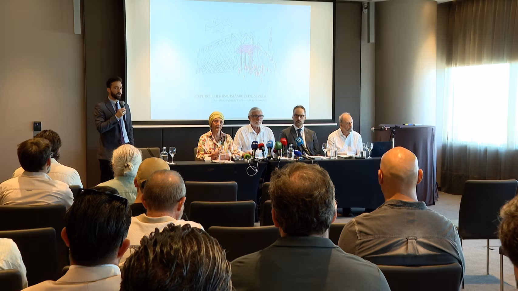 Responsables de la Fundación Mezquita, junto al arquitecto Guillermo Vázquez Consuegra, en la rueda de prensa ofrecida en Torre Sevilla