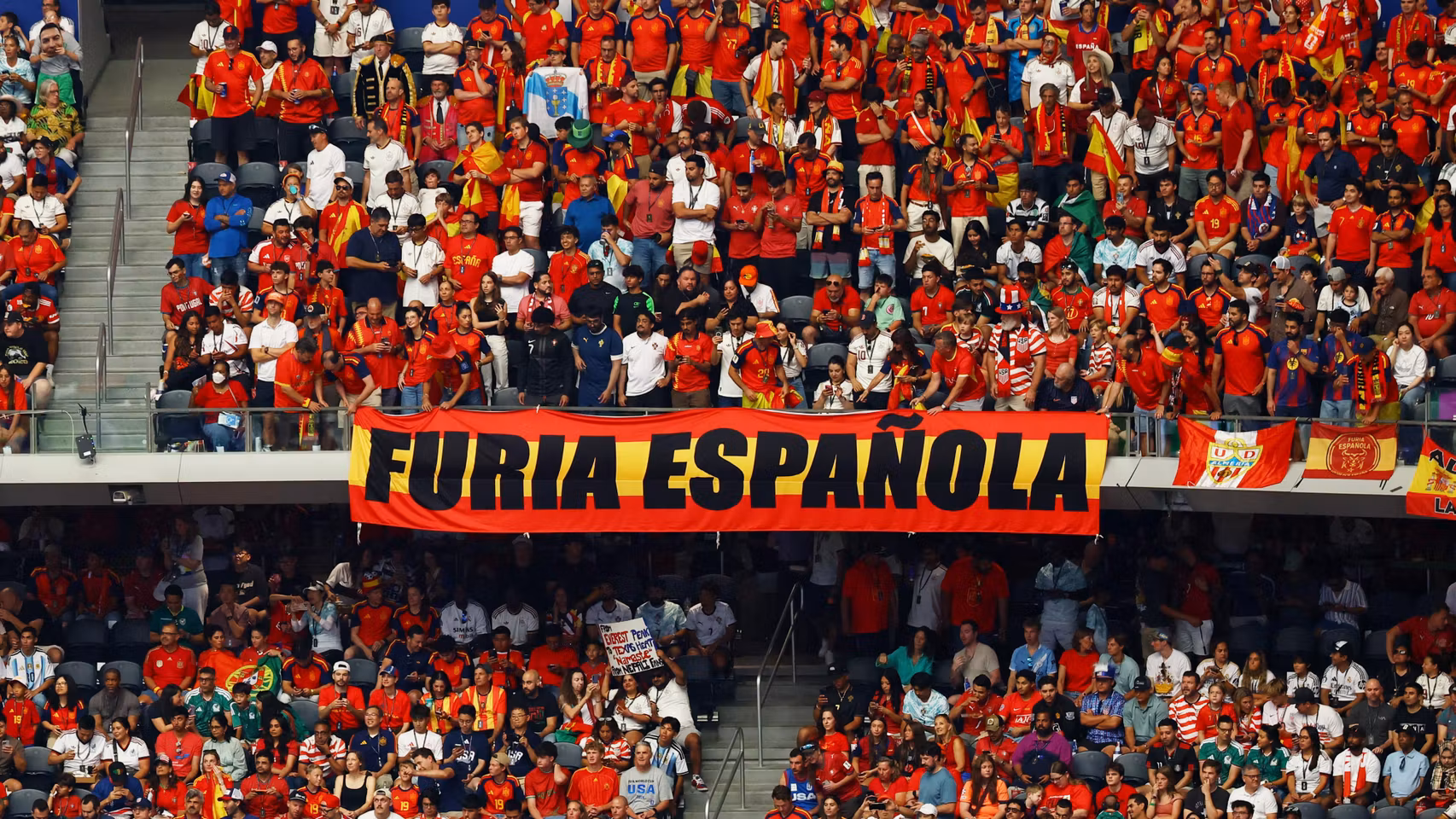 Aficionados españoles en las gradas del Dallas Stadium, en el partido de octavos de final.