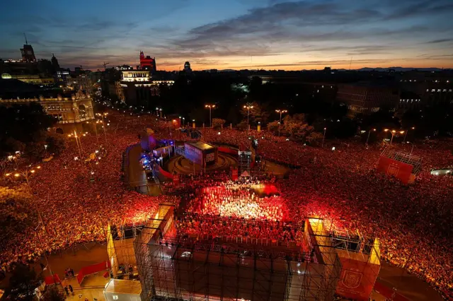 Una multitud durante el desfile del trofeo de la Copa Mundial de la FIFA 2026, el 20 de julio de 2026 en Madrid, España.