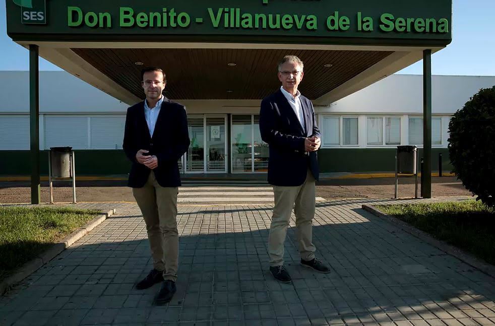 Los entonces alcaldes de Villanueva de la Serena y Don Benito, Miguel Ángel Gallardo y José Luis Quintana, respectivamente, a las puertas del hospital de la zona, que comparten ambas localidades.