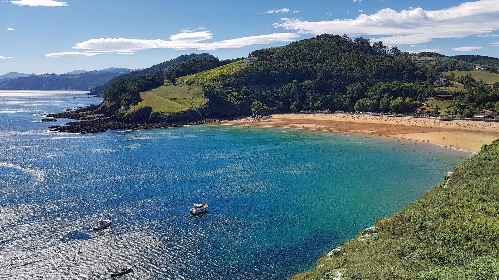 Foto: Playa de Isuntza, en Lekeitio (País Vasco), con la isla de San Nicolás al fondo. (Wikiloc)