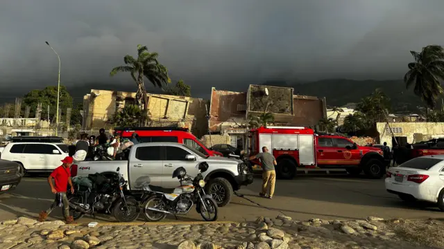 Rescatistas catarís y venezolanos frente a unos edificios derrumbados.
