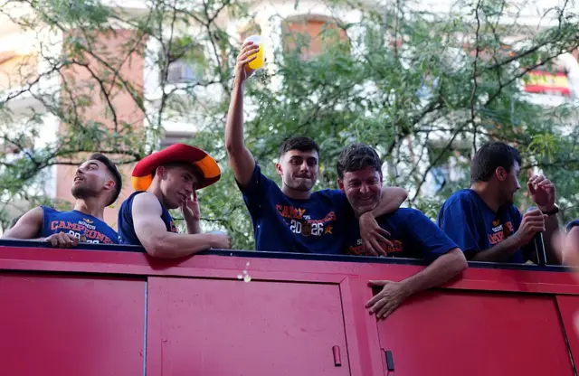 Pedri celebra durante el desfile del trofeo de la Copa Mundial de la FIFA 2026 el 20 de julio de 2026 en Madrid, España.