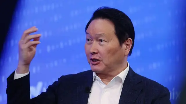 Chey Tae-won, presidente de SK Group, hablando durante la oferta pública inicial de la compañía en el Nasdaq MarketSite en Nueva York en julio.