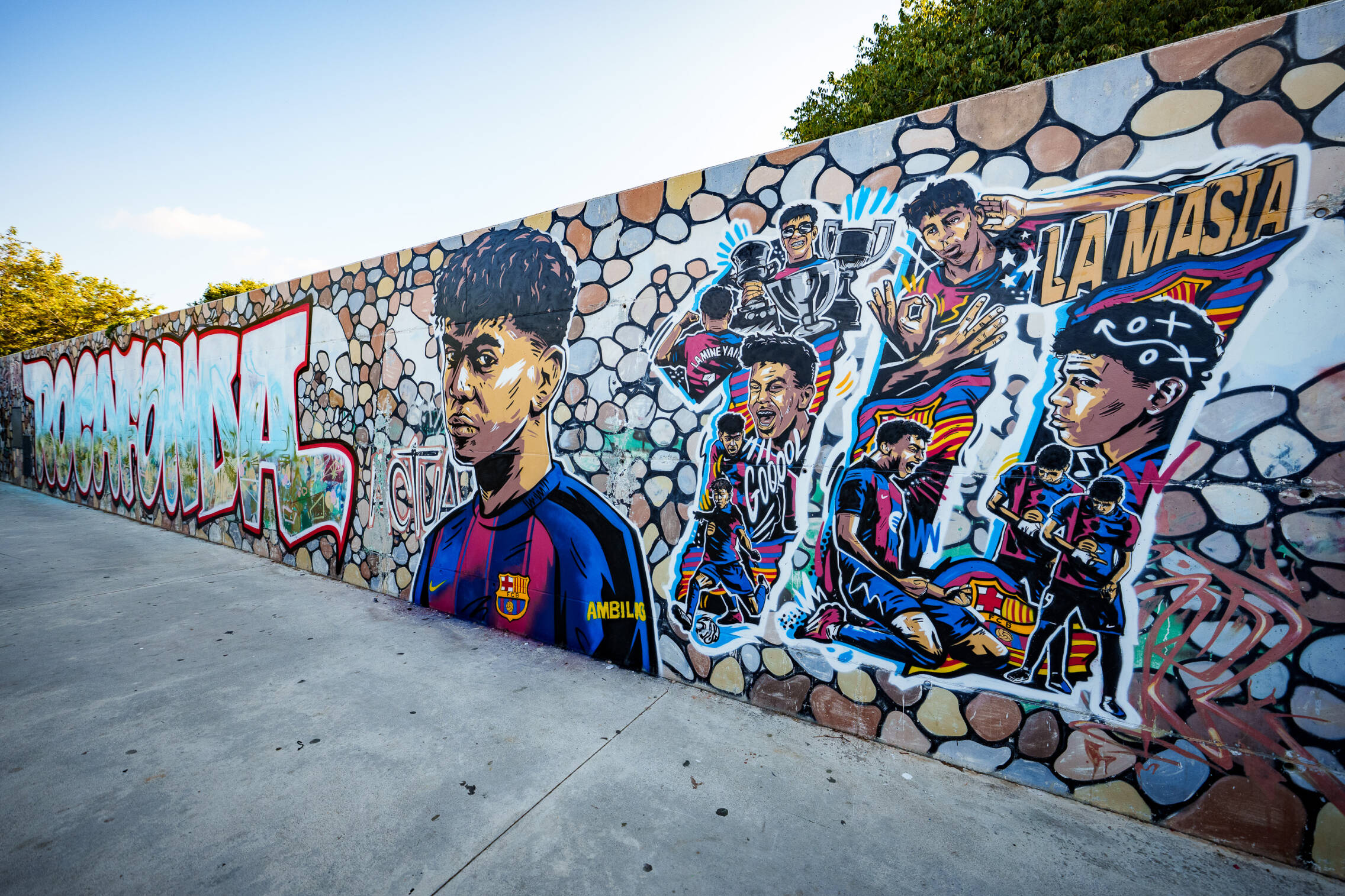 Foto: El mural dedicado a Lamine Yamal en el barrio de Rocafonda (Mataró), donde creció el futbolista. (Extraída de X)