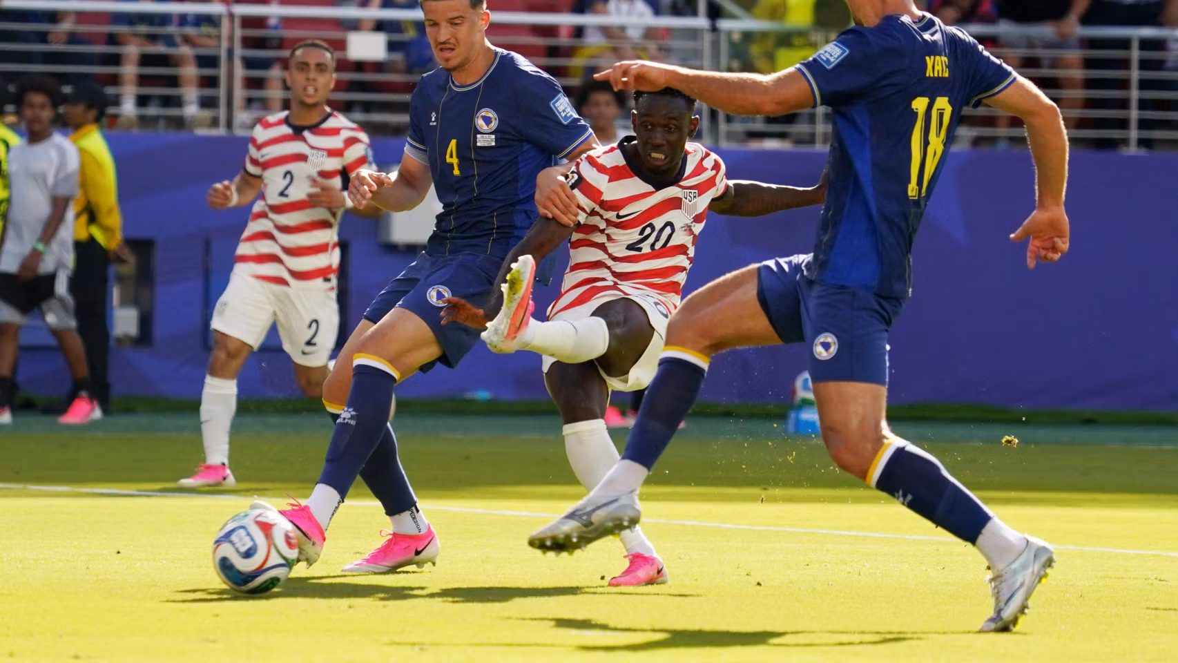 El disparo de Balogun para anotar el gol ante Bosnia.