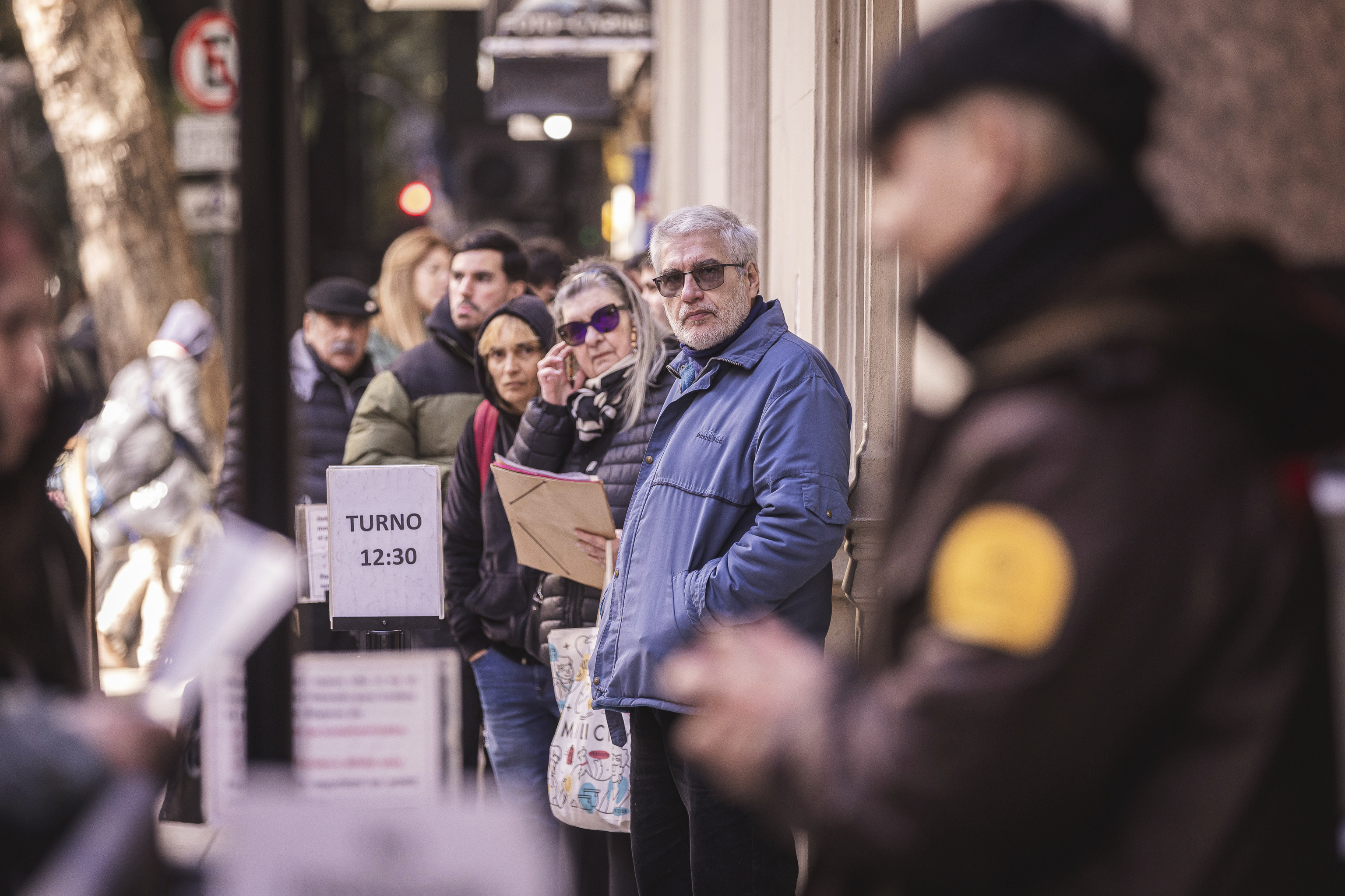 Ciudadanos esperan fila frente al Consulado de España en Buenos Aires (Argentina)