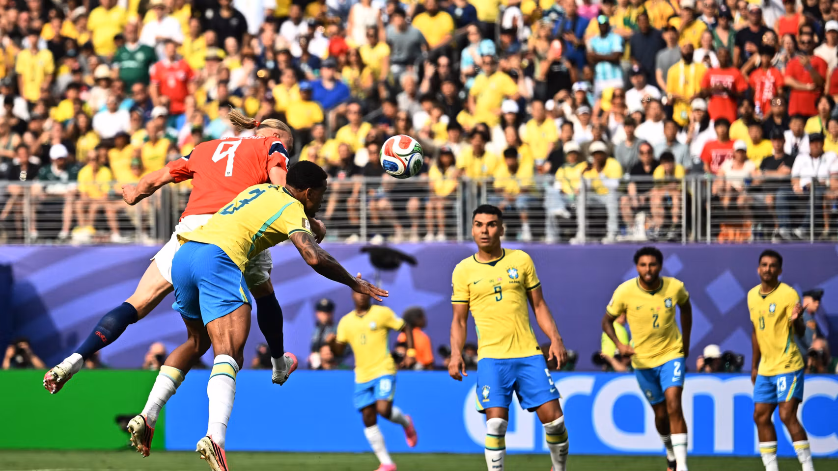 El cabezazo de Haaland en el 0-1 de Noruega ante Brasil.