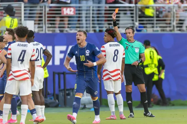 Tarjeta roja a un jugador en el Mundial de fútbol.