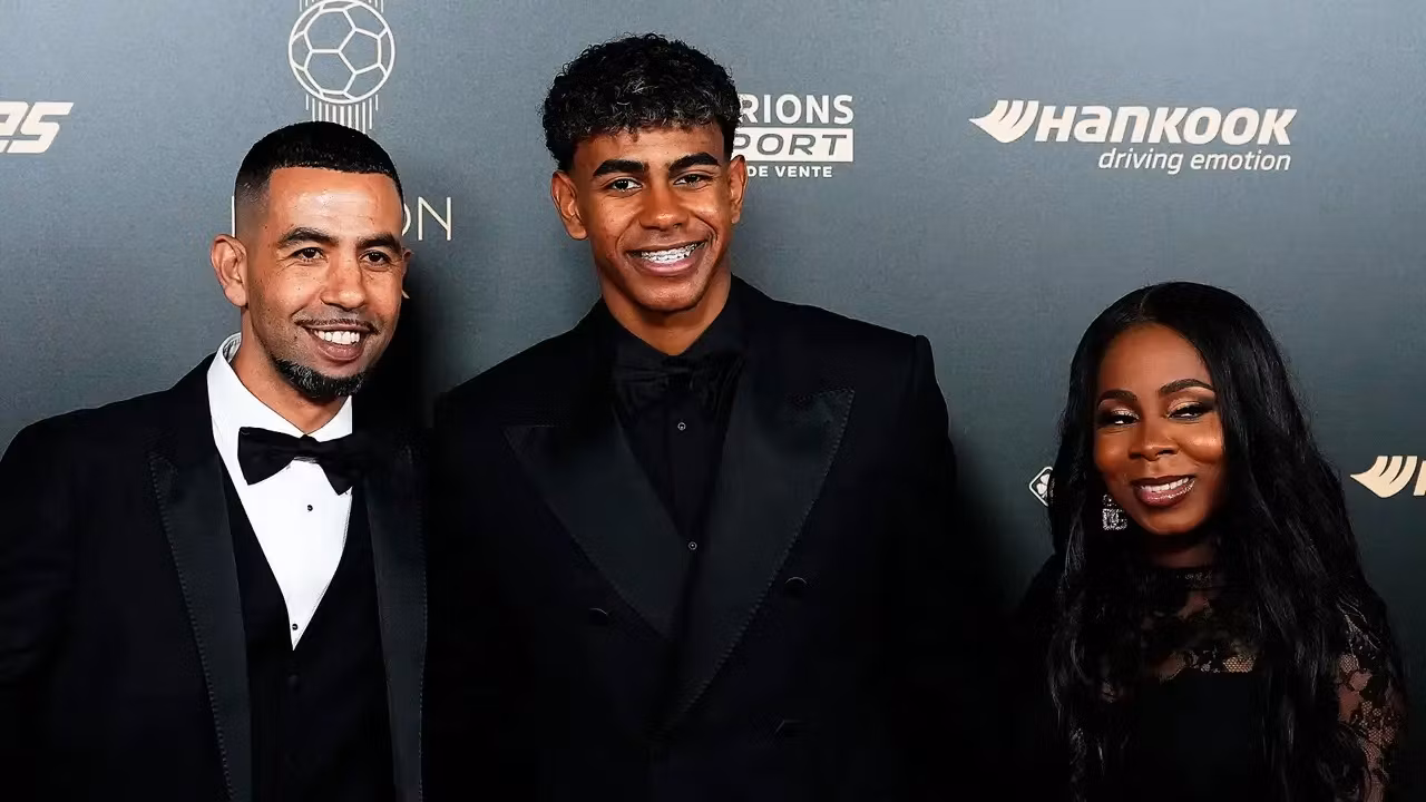 Lamine Yamal, junto a sus padres en la gala del Balón de Oro.
